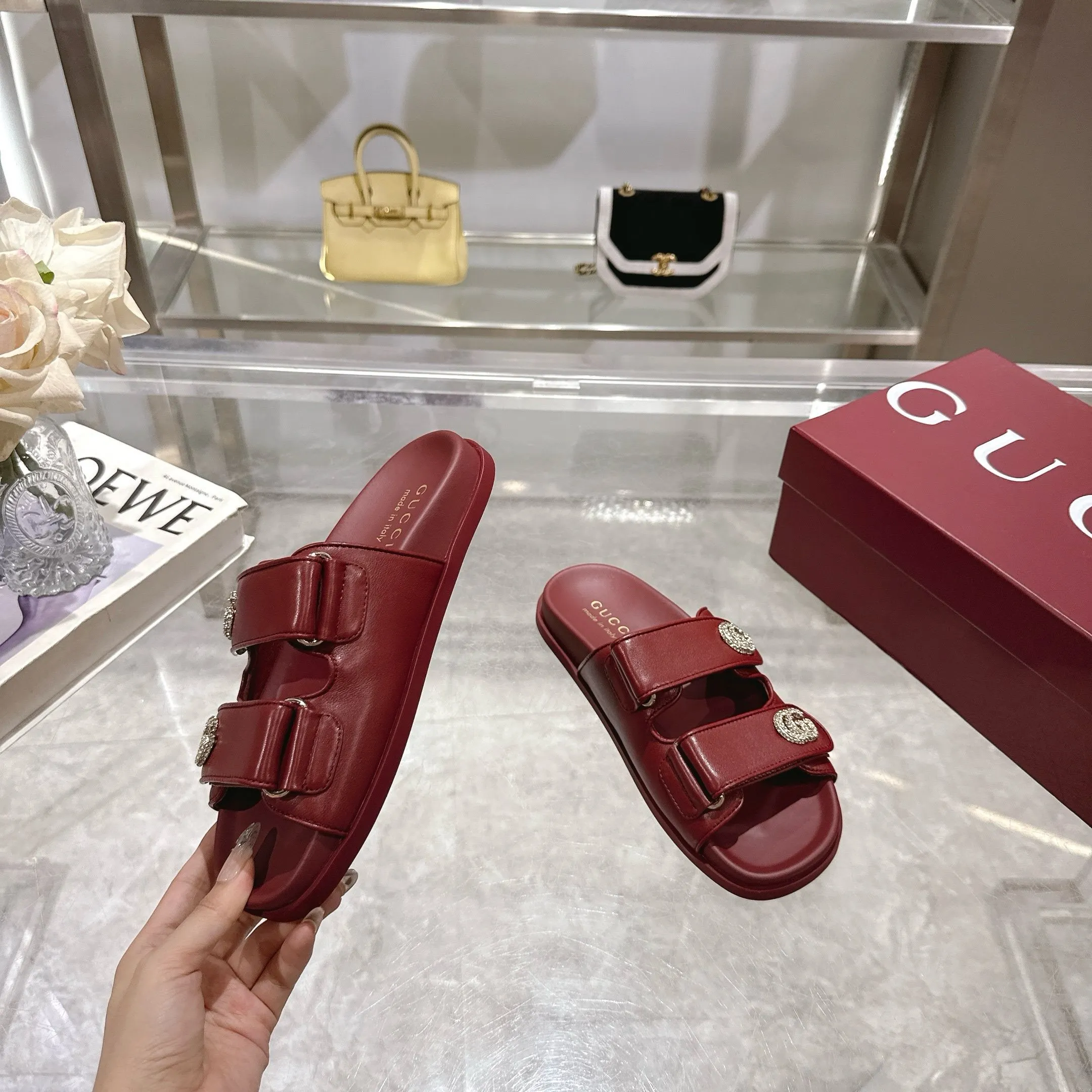 Wholesale direct sales 260👟👟 Gucci’s modern design aesthetic explores the path of unique craftsmanship, cleverly integrating the brand’s classic elements with its beloved brand identity. The sandal is embellished with the beloved Double G hardware, adding a touch of understated branding to the design, complementing the versatility of the Velcro straps. Women Light gold tone hardware Sheepskin lining Double G Rubber sole Velcro fastening Flat sole